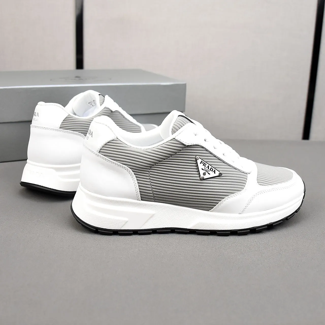 PP460👟👟👟Prada/Prada Prax men's series casual sports shoes Prax sports shoes combine style and comfort, with a unique sports design defined by exquisite materials and details. Fashionable, casual and versatile, it is decorated with an enameled triangle logo on the outside, a Prada Milano printed logo on the tongue, and a 2.5cm lightweight two-tone rubber sole for a comfortable wearing experience! Size: 38-39-40-41-42-43-44 standard leather shoe size